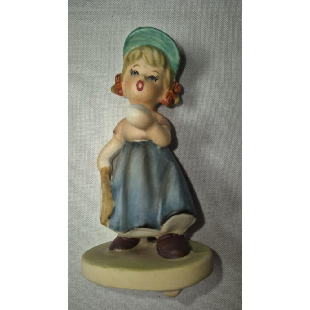 Vintage Napcoware ceramic‎ figurine of a girl with tennis raquet & ball #C7365